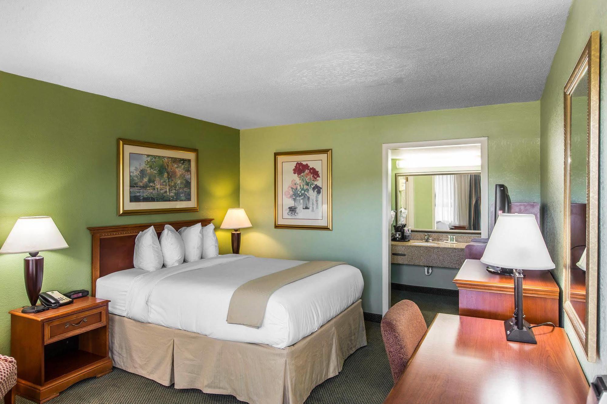 Quality Inn & Suites Waycross Exterior photo